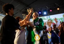 Homem sendo coroado Rei no Concurso de Carnaval da Pessoa Idosa