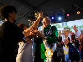 Homem sendo coroado Rei no Concurso de Carnaval da Pessoa Idosa