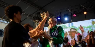 Homem sendo coroado Rei no Concurso de Carnaval da Pessoa Idosa