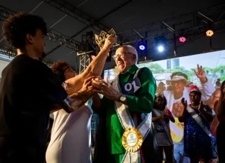 Homem sendo coroado Rei no Concurso de Carnaval da Pessoa Idosa