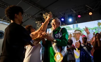 Homem sendo coroado Rei no Concurso de Carnaval da Pessoa Idosa