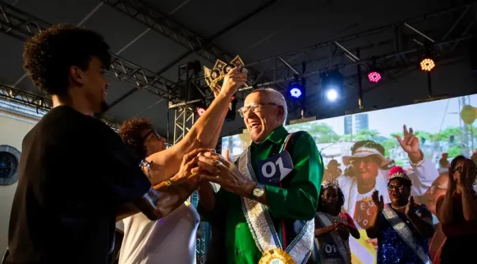 Florianópolis abre inscrições para o 3º Concurso da Corte do Carnaval da Pessoa Idosa Homem sendo coroado Rei no Concurso de Carnaval da Pessoa Idosa