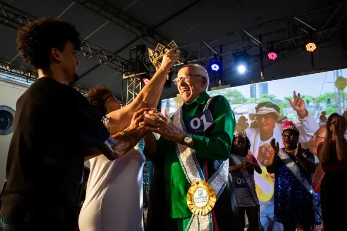 Homem sendo coroado Rei no Concurso de Carnaval da Pessoa Idosa