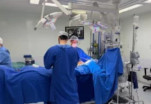 Equipe do Hospital Infantil Joana de Gusmão realizando cirurgia