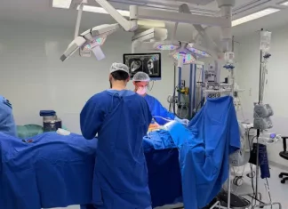 Criança com doença rara ganha chance de voltar a andar após cirurgia moderna no Hospital Infantil Joana de Gusmão Equipe do Hospital Infantil Joana de Gusmão realizando cirurgia