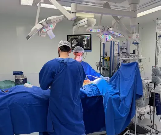 Criança com doença rara ganha chance de voltar a andar após cirurgia moderna no Hospital Infantil Joana de Gusmão Equipe do Hospital Infantil Joana de Gusmão realizando cirurgia