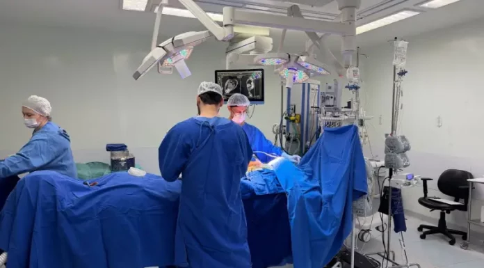 Equipe do Hospital Infantil Joana de Gusmão realizando cirurgia
