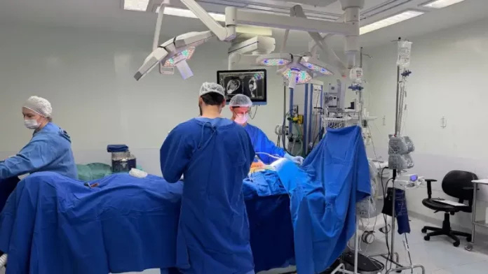Equipe do Hospital Infantil Joana de Gusmão realizando cirurgia