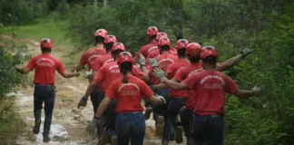Alunos do Corpo de Bombeiros Militar de Santa Catarina participam de treinamento durante curso de formação.