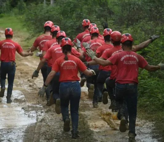 Corpo de Bombeiros Militar de SC abre concurso com salários de até R$ 21 mil Alunos do Corpo de Bombeiros Militar de Santa Catarina participam de treinamento durante curso de formação.