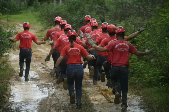 Alunos do Corpo de Bombeiros Militar de Santa Catarina participam de treinamento durante curso de formação.