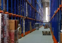 Economia de Santa Catarina registra alta de 4,9% e lidera ranking nacional Imagem de operários em indústria representando o crescimento econômico de Santa Catarina