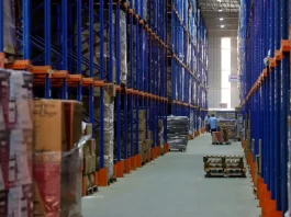 Imagem de operários em indústria representando o crescimento econômico de Santa Catarina