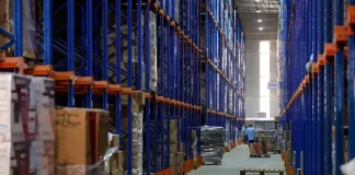 Imagem de operários em indústria representando o crescimento econômico de Santa Catarina