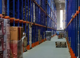 Imagem de operários em indústria representando o crescimento econômico de Santa Catarina