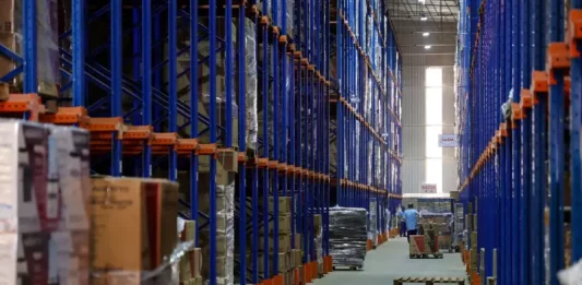 Imagem de operários em indústria representando o crescimento econômico de Santa Catarina