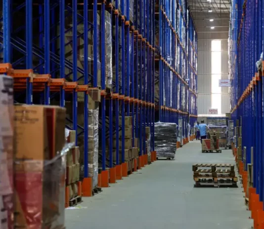 Economia de Santa Catarina registra alta de 4,9% e lidera ranking nacional Imagem de operários em indústria representando o crescimento econômico de Santa Catarina