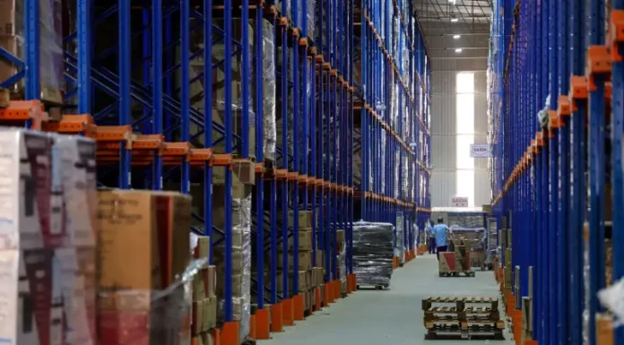 Economia de Santa Catarina registra alta de 4,9% e lidera ranking nacional Imagem de operários em indústria representando o crescimento econômico de Santa Catarina