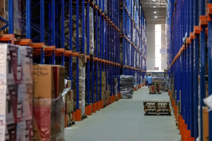 Crescimento econômico Imagem de operários em indústria representando o crescimento econômico de Santa Catarina