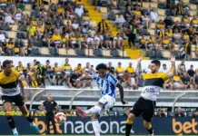Campeonato Catarinense inicia a temporada sob pressão e debates Jogadores de Avaí e Criciúma disputam lance durante partida do Campeonato Catarinense 2026