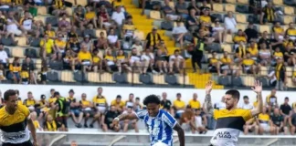 Jogadores de Avaí e Criciúma disputam lance durante partida do Campeonato Catarinense 2026