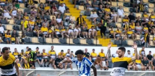 Campeonato Catarinense inicia a temporada sob pressão e debates Jogadores de Avaí e Criciúma disputam lance durante partida do Campeonato Catarinense 2026