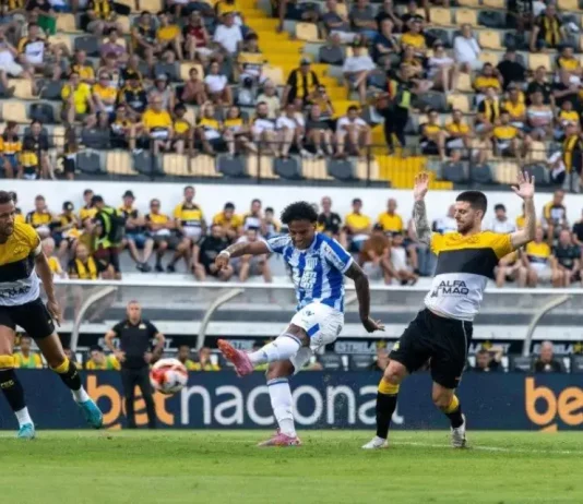 Jogadores de Avaí e Criciúma disputam lance durante partida do Campeonato Catarinense 2026
