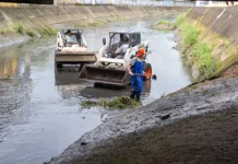 Funcionários da Prefeitura de São José fazendo desassoramento no Rio TRês Henriques
