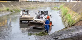 Funcionários da Prefeitura de São José fazendo desassoramento no Rio TRês Henriques