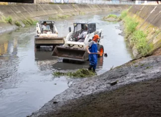 Funcionários da Prefeitura de São José fazendo desassoramento no Rio TRês Henriques