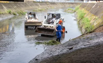 Funcionários da Prefeitura de São José fazendo desassoramento no Rio TRês Henriques