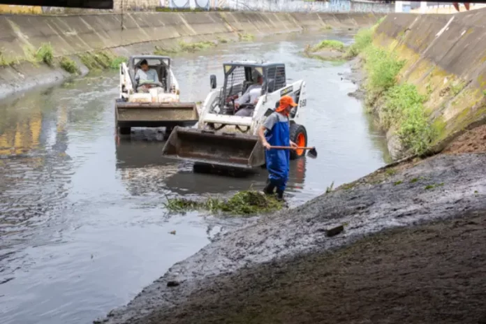 Funcionários da Prefeitura de São José fazendo desassoramento no Rio TRês Henriques