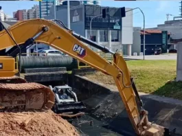 Máquinas trabalhando na drenagem no bairro Campinas