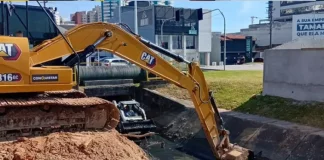 Máquinas trabalhando na drenagem no bairro Campinas