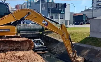 Máquinas trabalhando na drenagem no bairro Campinas