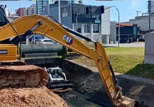 Máquinas trabalhando na drenagem no bairro Campinas