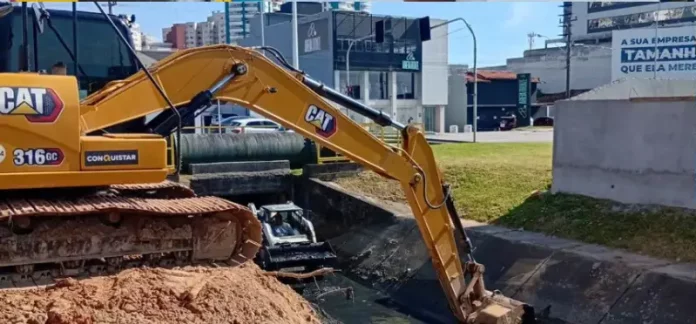 Máquinas trabalhando na drenagem no bairro Campinas