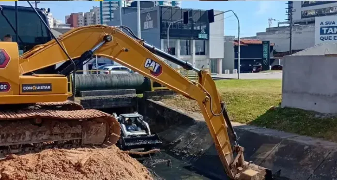 Máquinas trabalhando na drenagem no bairro Campinas