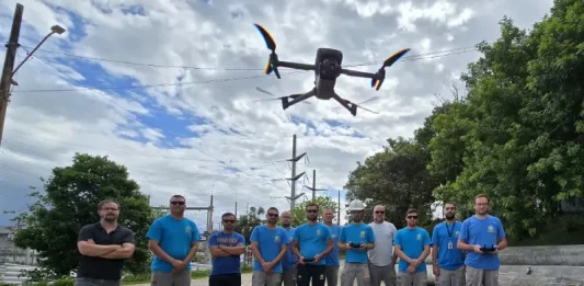 Celesc investe em drones para reforçar a segurança, a manutenção preventiva e reduzir desligamentos Equipe da Celesc testando drones