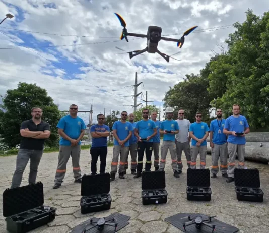 Equipe da Celesc testando drones