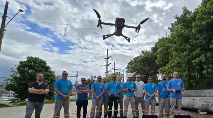 Equipe da Celesc testando drones