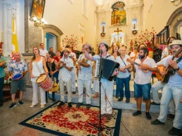 Grupo de Terno de Reis se apresenta em espaço público, ilustrando a tradição cultural e a celebração do encerramento do ciclo natalino em Florianópolis.