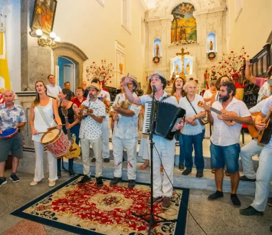 Grupo de Terno de Reis se apresenta em espaço público, ilustrando a tradição cultural e a celebração do encerramento do ciclo natalino em Florianópolis.