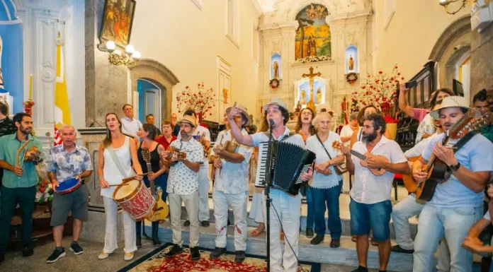 Grupo de Terno de Reis se apresenta em espaço público, ilustrando a tradição cultural e a celebração do encerramento do ciclo natalino em Florianópolis.