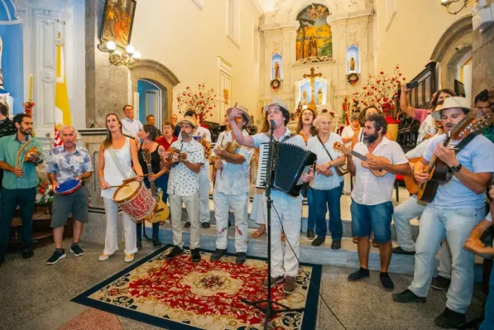 Grupo de Terno de Reis se apresenta em espaço público, ilustrando a tradição cultural e a celebração do encerramento do ciclo natalino em Florianópolis.