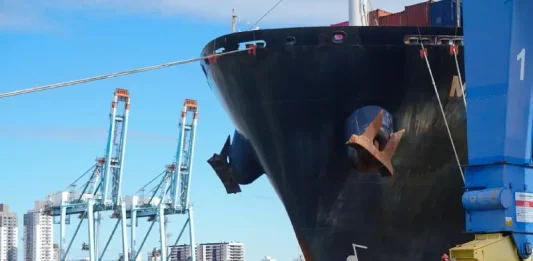 Exportações de Santa Catarina crescem 4,4% em 2025 e atingem maior valor da história Navio cargueiro atracado no porto, utilizado para embarque e transporte de mercadorias destinadas à exportação de Santa Catarina.