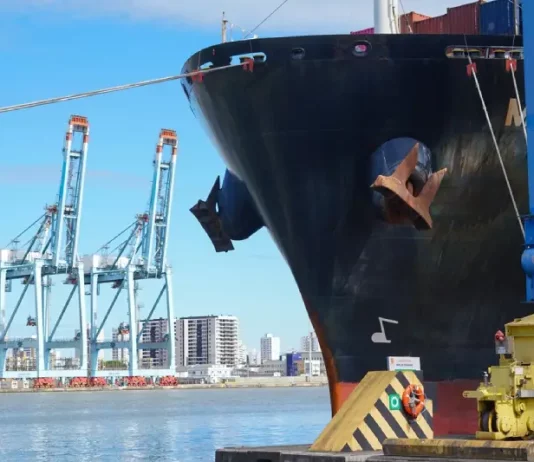 Navio cargueiro atracado no porto, utilizado para embarque e transporte de mercadorias destinadas à exportação de Santa Catarina.