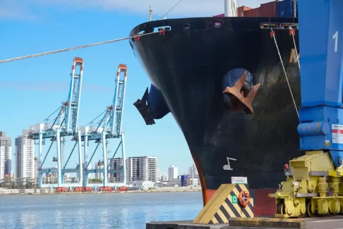 Exportações Navio cargueiro atracado no porto, utilizado para embarque e transporte de mercadorias destinadas à exportação de Santa Catarina.