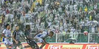 A mística do clássico marca o duelo entre jogadores de Figueirense e Avaí em campo durante o tradicional confronto catarinense.