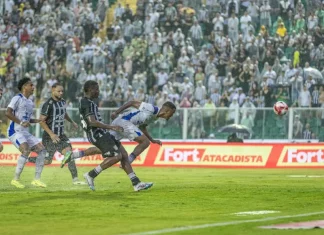 A mística do clássico e os contrastes do futebol de Santa Catarina A mística do clássico marca o duelo entre jogadores de Figueirense e Avaí em campo durante o tradicional confronto catarinense.